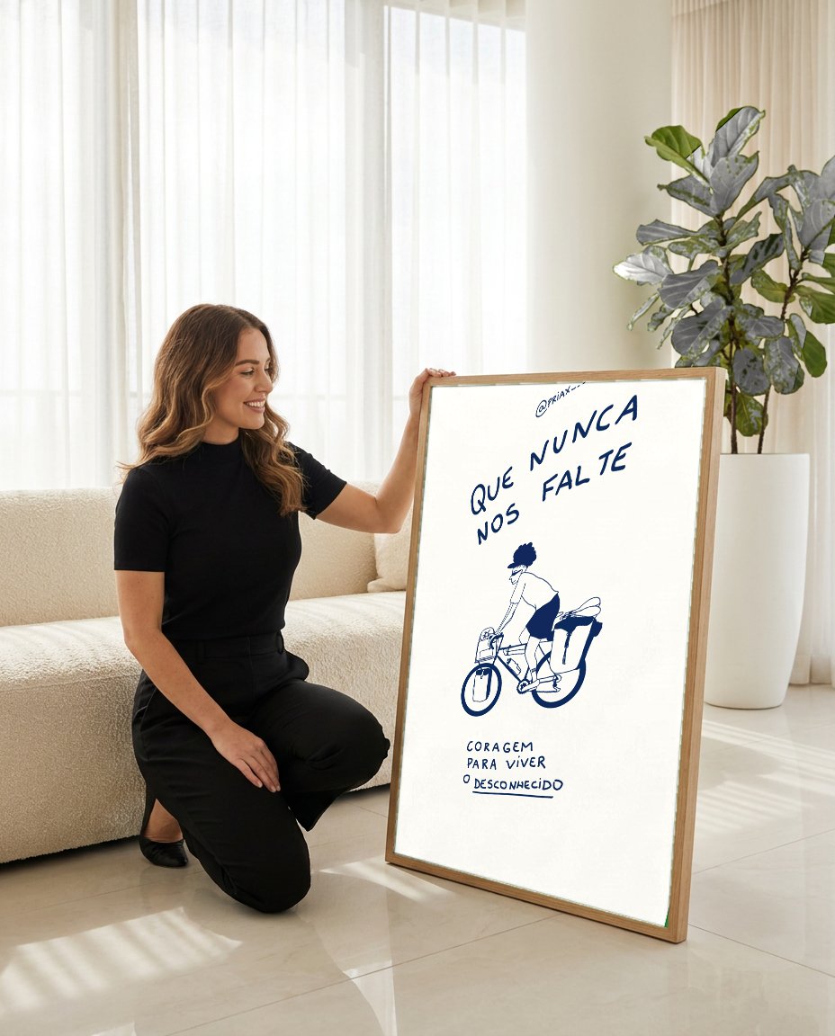 Quadro Decorativo 'Que Nunca Nos Falte Coragem' - Cicloviagem - Priscila Maciel com modelo em ambiente