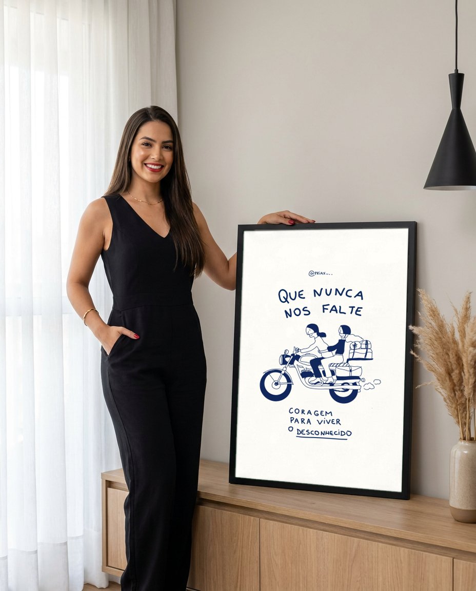 Quadro Decorativo 'Que Nunca Nos Falte Coragem' - Moto - Priscila Maciel com modelo em ambiente