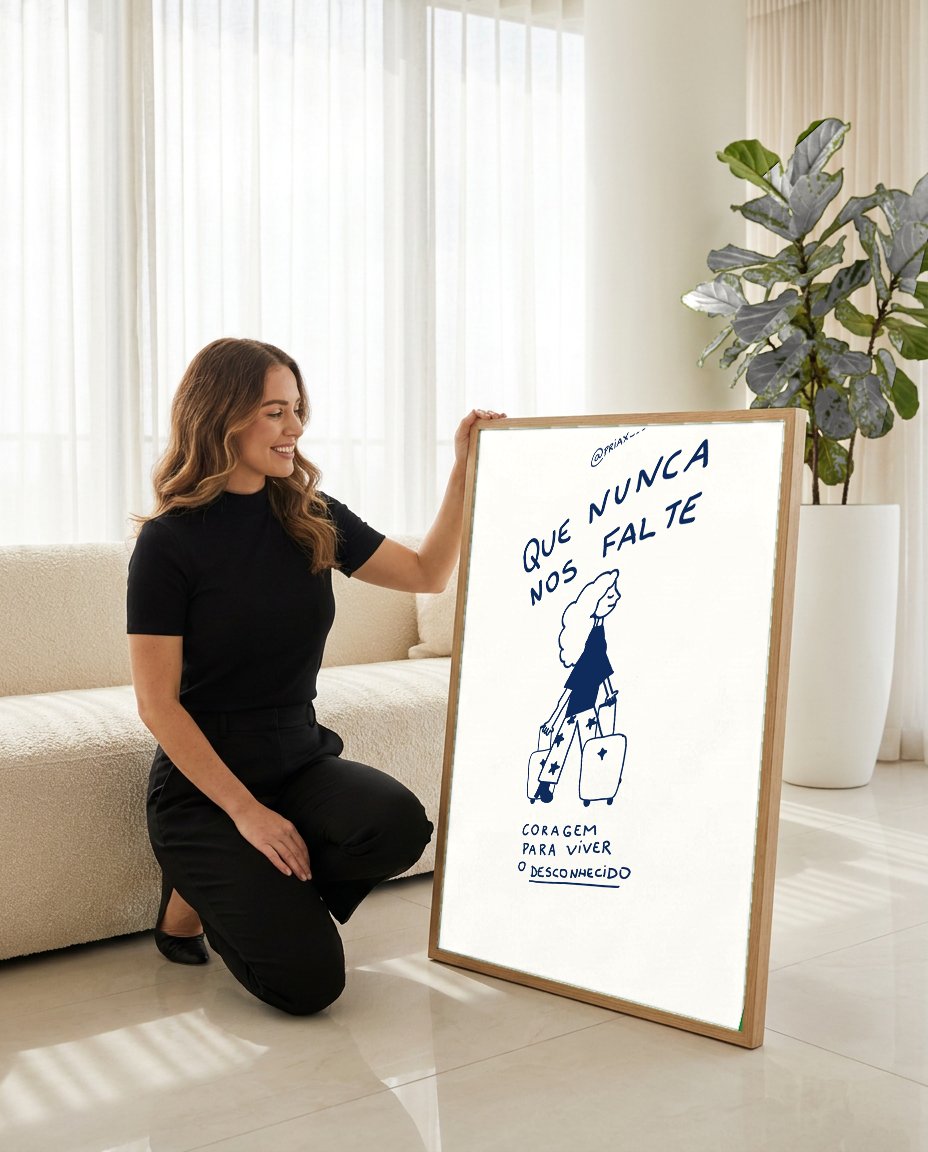 Quadro Decorativo 'Que Nunca Nos Falte Coragem' - Viajante - Priscila Maciel com modelo em ambiente