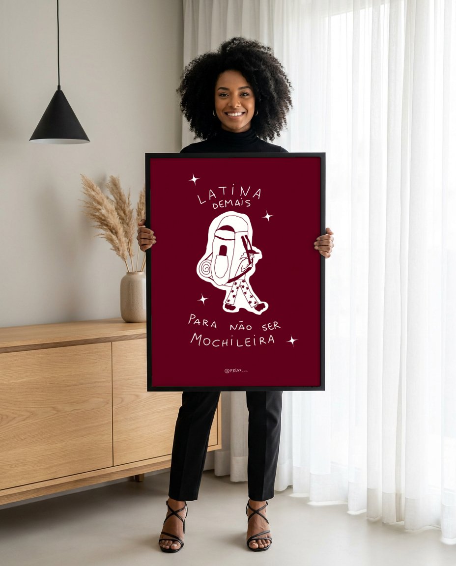 Quadro Decorativo 'Latina' - Bordô - Priscila Maciel com modelo em ambiente