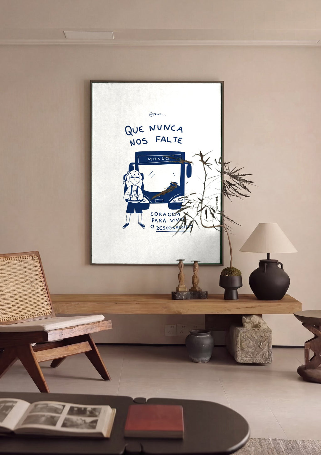 Quadro Decorativo 'Que Nunca Nos Falte Coragem' - Mochileira - Priscila Maciel em ambiente decorado