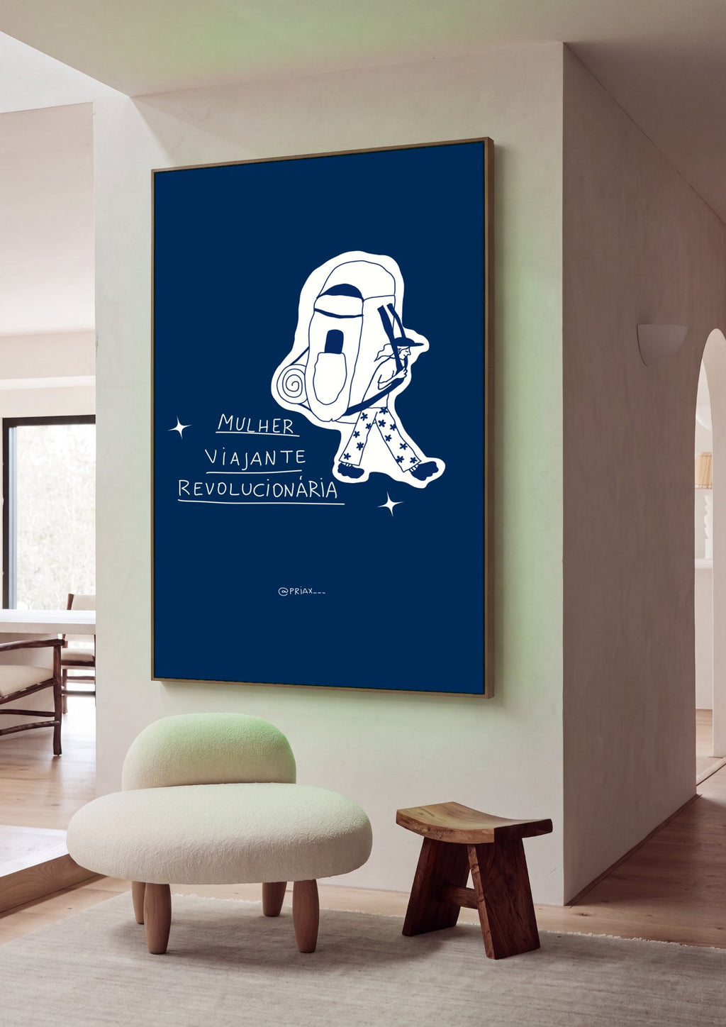 Quadro Decorativo 'Mulher Viajante Revolucionária' - Marinho - Priscila Maciel em ambiente decorado