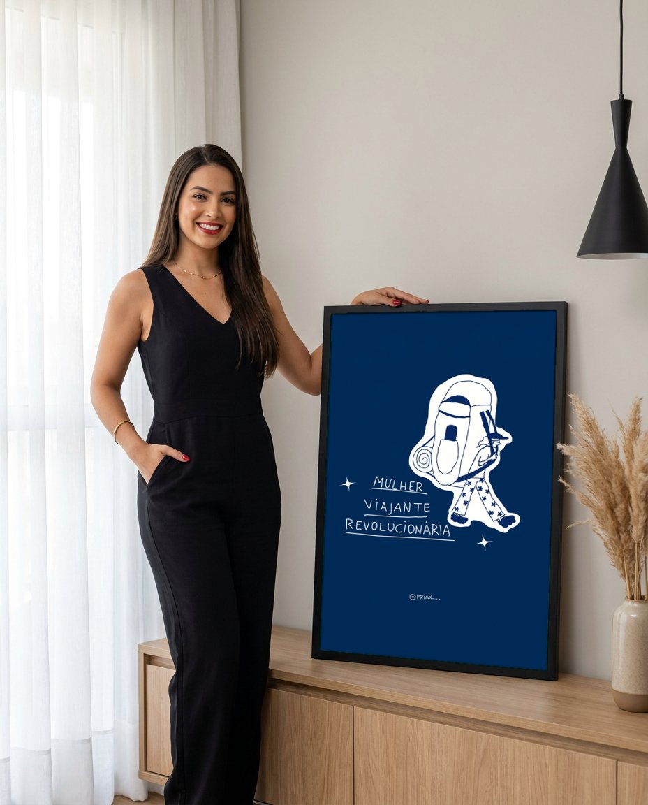 Quadro Decorativo 'Mulher Viajante Revolucionária' - Marinho - Priscila Maciel com modelo em ambiente