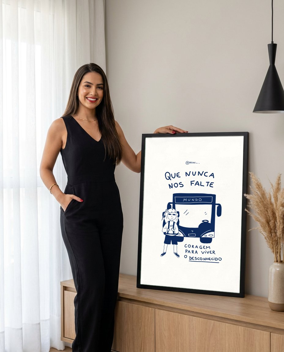 Quadro Decorativo 'Que Nunca Nos Falte Coragem' - Mochileira - Priscila Maciel com modelo em ambiente