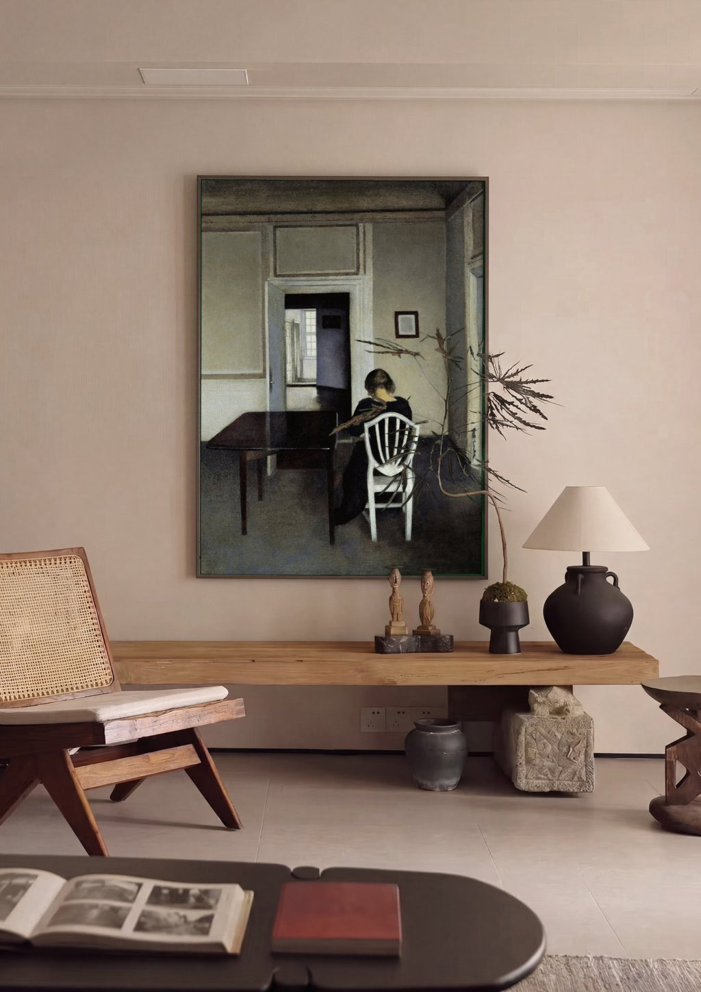 Quadro Decorativo Interior com Mulher Sentada - Hammershøi em ambiente decorado