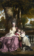 Quadro decorativo retratando uma mulher com um penteado alto e um vestido branco e roxo, sentada sob árvores, abraçando duas crianças e um cachorro, em uma paisagem verde. Obra de Sir Joshua Reynolds.