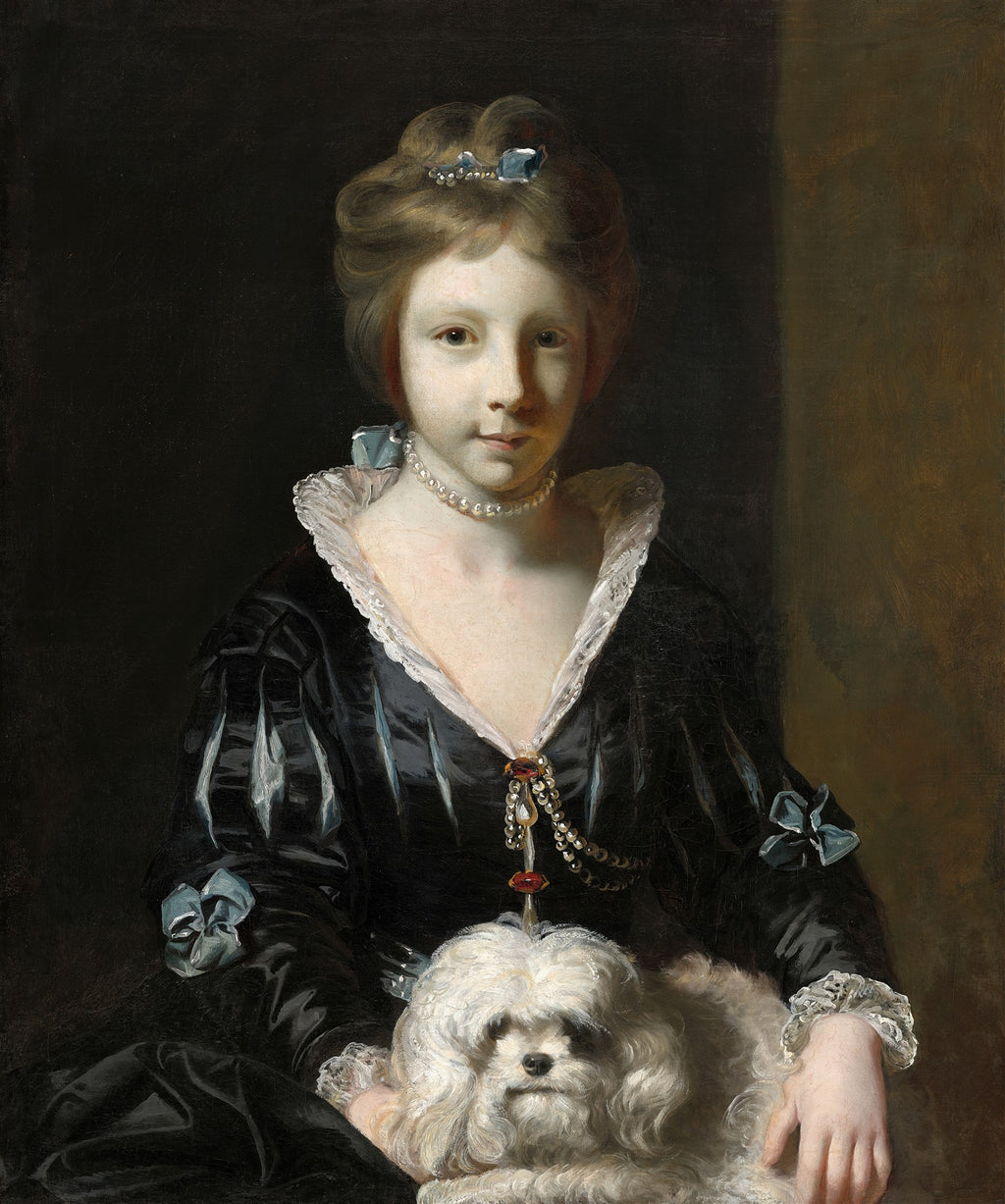 Retrato de uma jovem com cabelos castanhos e cachos, vestindo um vestido preto de babados brancos e uma gola de renda, usando um colar de pérolas, segurando um cachorro branco e fofo no colo, em um fundo escuro.