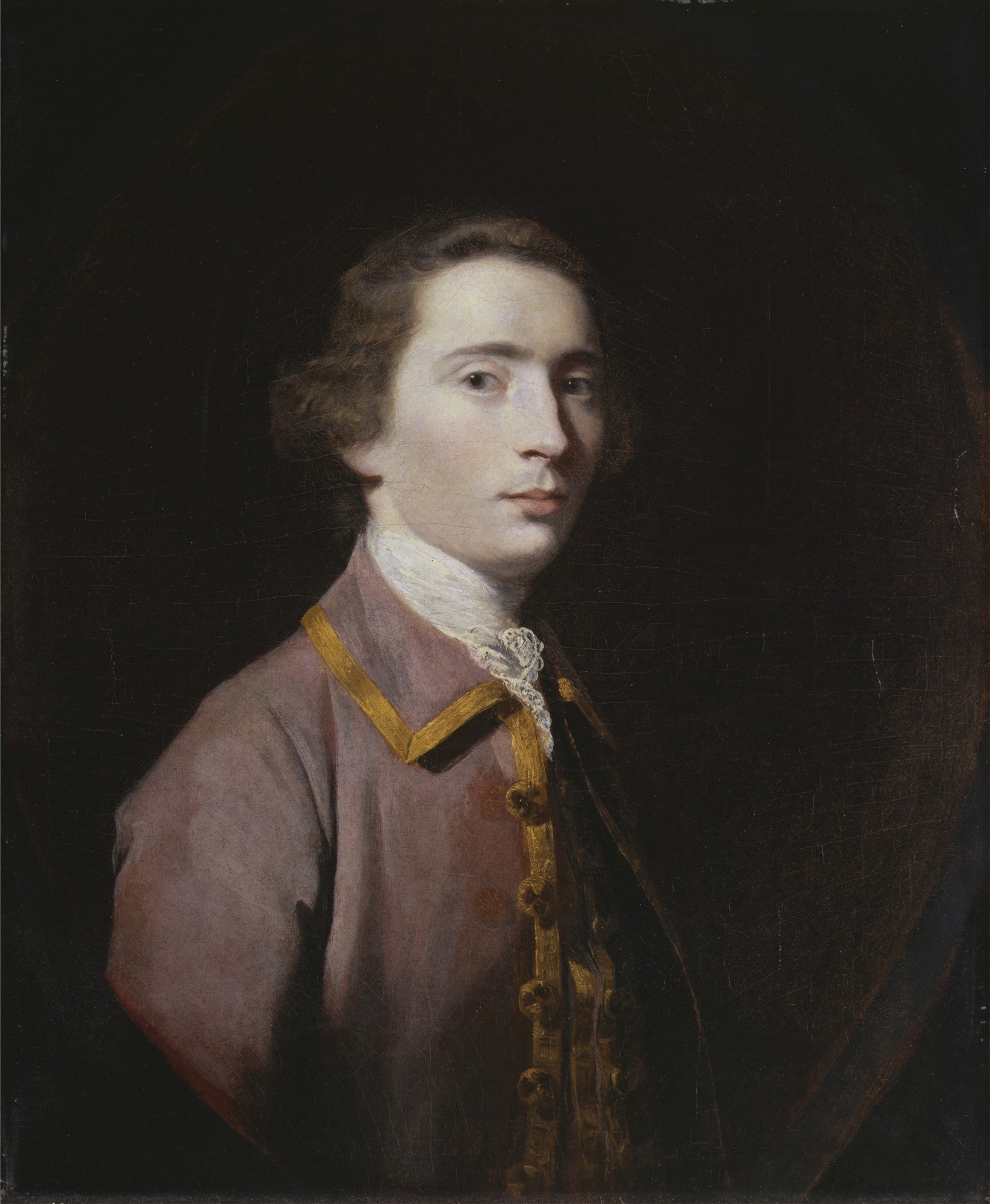 Retrato de um jovem cavalheiro de cabelo castanho claro e pele pálida, vestindo um casaco lilás com detalhes dourados e gola branca rendada, em um fundo escuro. Obra atribuída a Sir Joshua Reynolds.