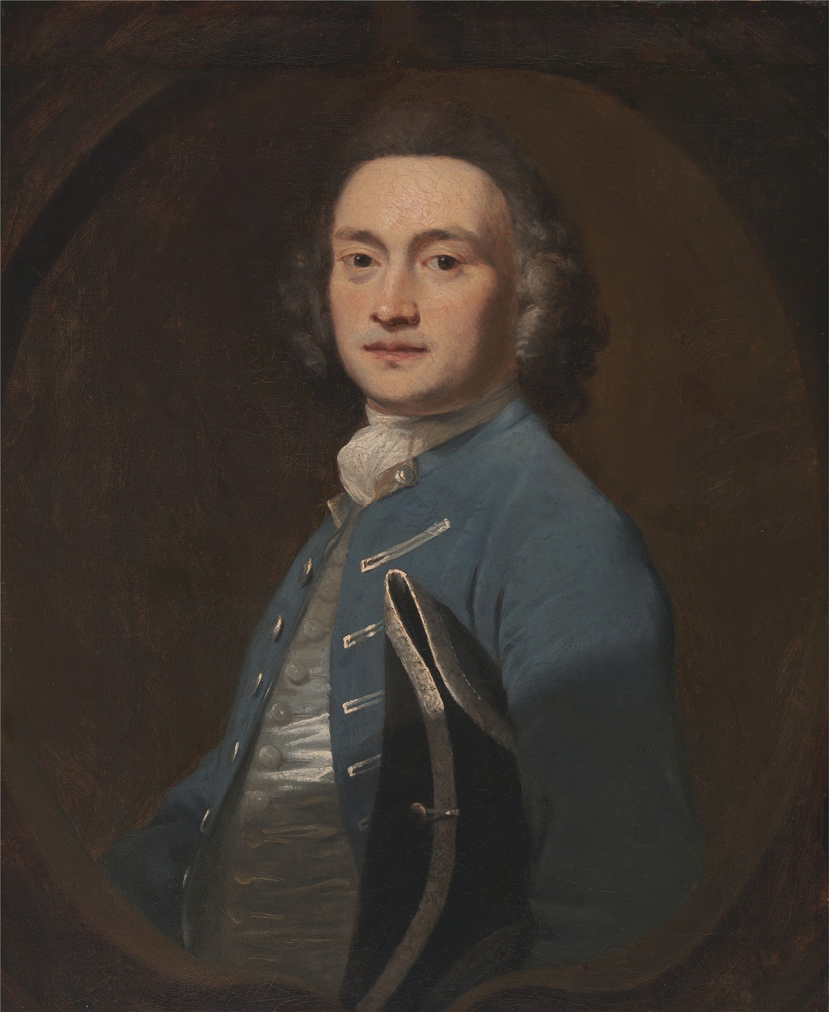 Retrato de um homem com peruca empoada e casaco azul, atribuído a Sir Joshua Reynolds, emoldurado ovalmente.