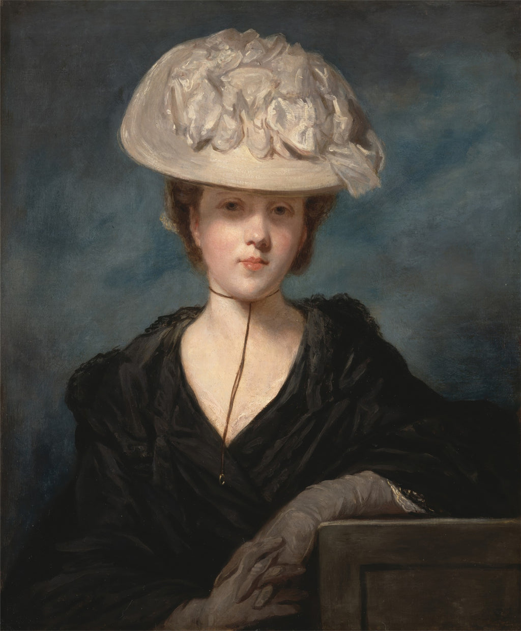 Retrato a óleo de uma mulher elegante com um grande chapéu branco e vestido escuro, atribuído a Sir Joshua Reynolds, sobre um fundo azul escuro.