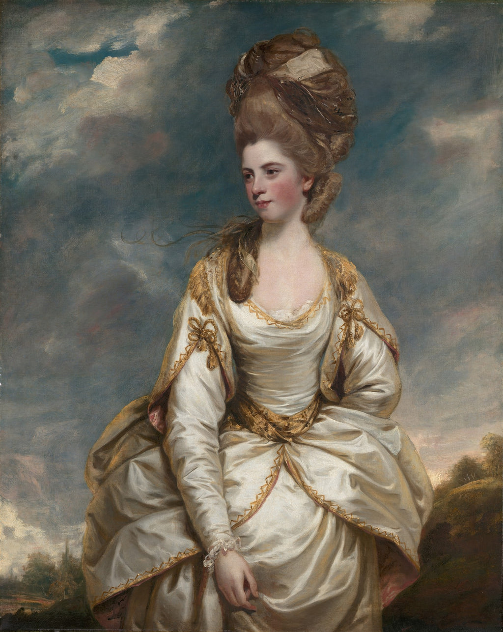 Retrato de mulher jovem de perfil, vestida com traje de seda branco e dourado, contra um céu dramático e paisagem no estilo de Sir Joshua Reynolds.