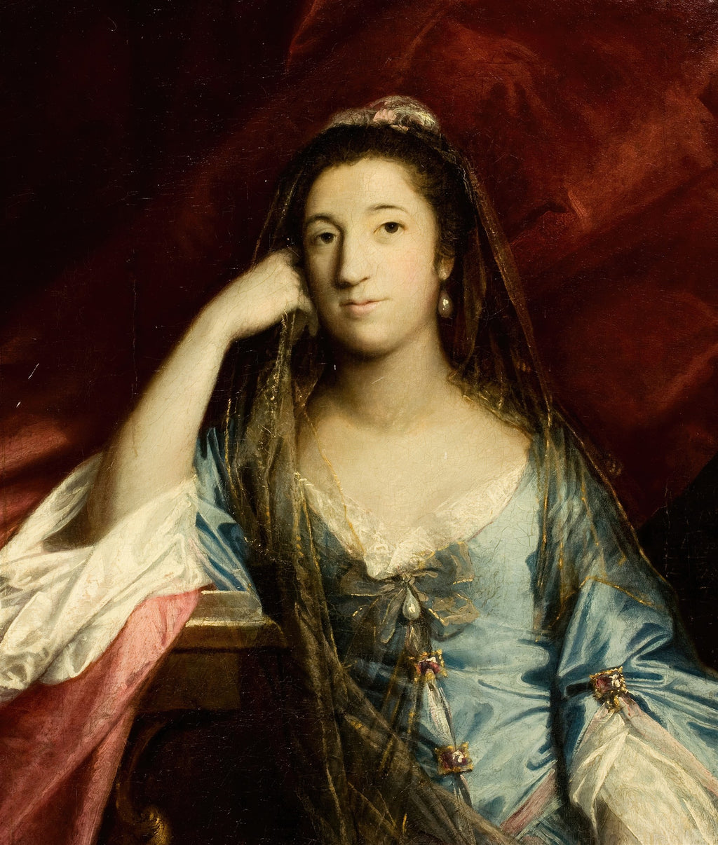 Retrato de uma senhora do século XVIII, atribuído a Sir Joshua Reynolds, vestindo um vestido azul com renda e um véu escuro, com um fundo vermelho amarronzado. A mulher tem um olhar direto e expressivo, com a mão apoiada no rosto.