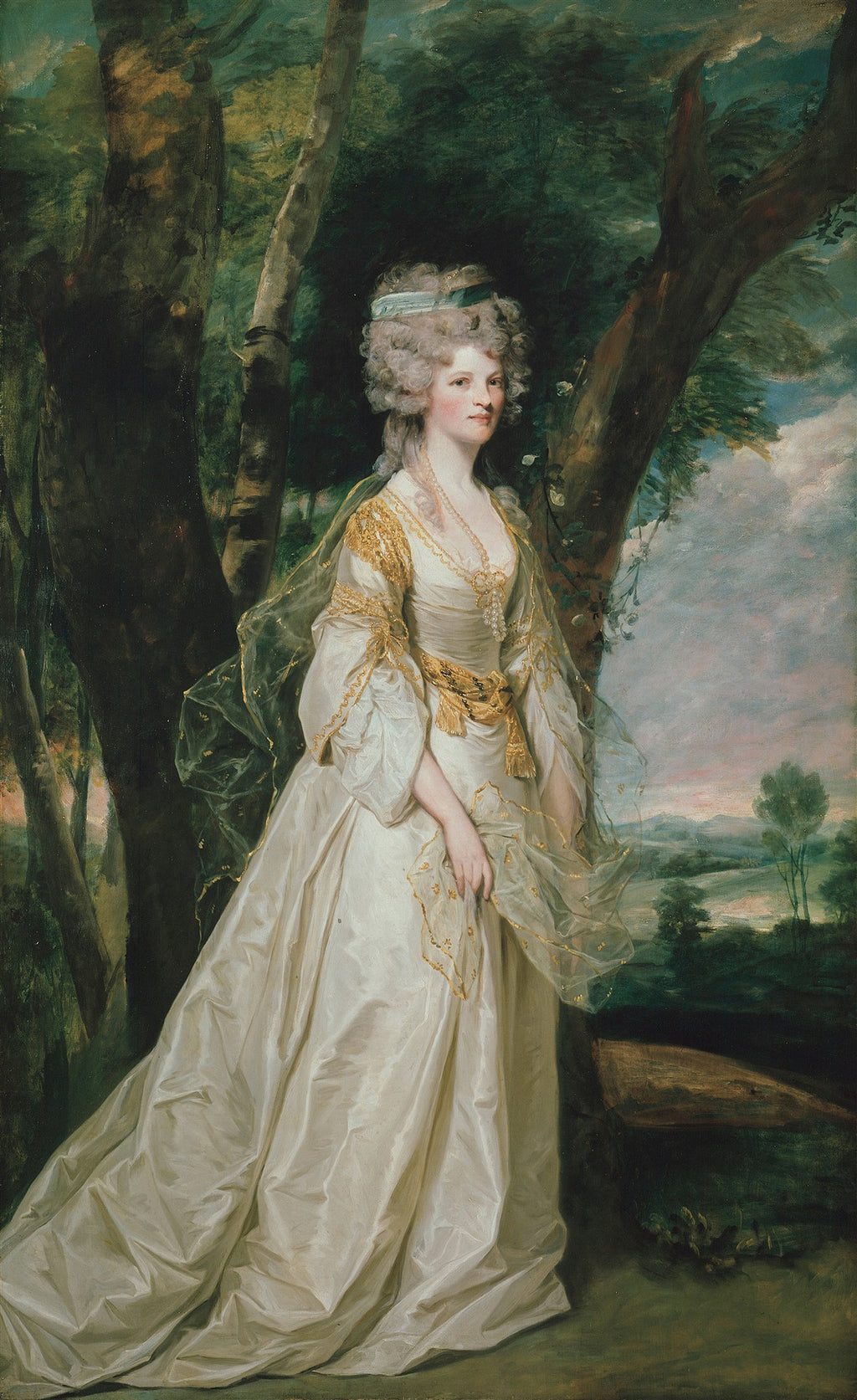 Retrato de uma dama elegante em vestido branco e dourado, com cabelo empoado, em um cenário campestre com árvores e céu nublado, pintado por Sir Joshua Reynolds.