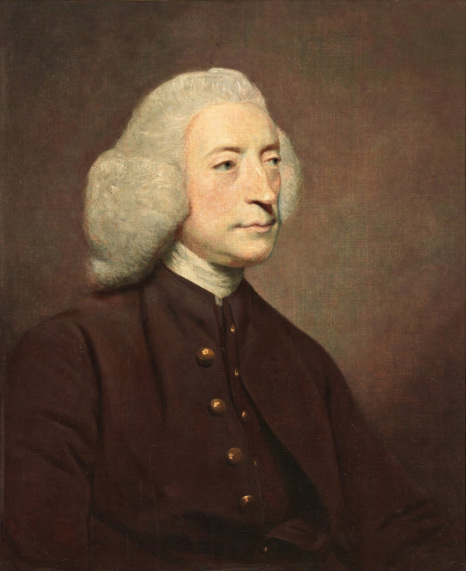 Retrato de um cavalheiro do século XVIII com peruca branca e casaco marrom, atribuído a Sir Joshua Reynolds. Fundo neutro e sóbrio.
