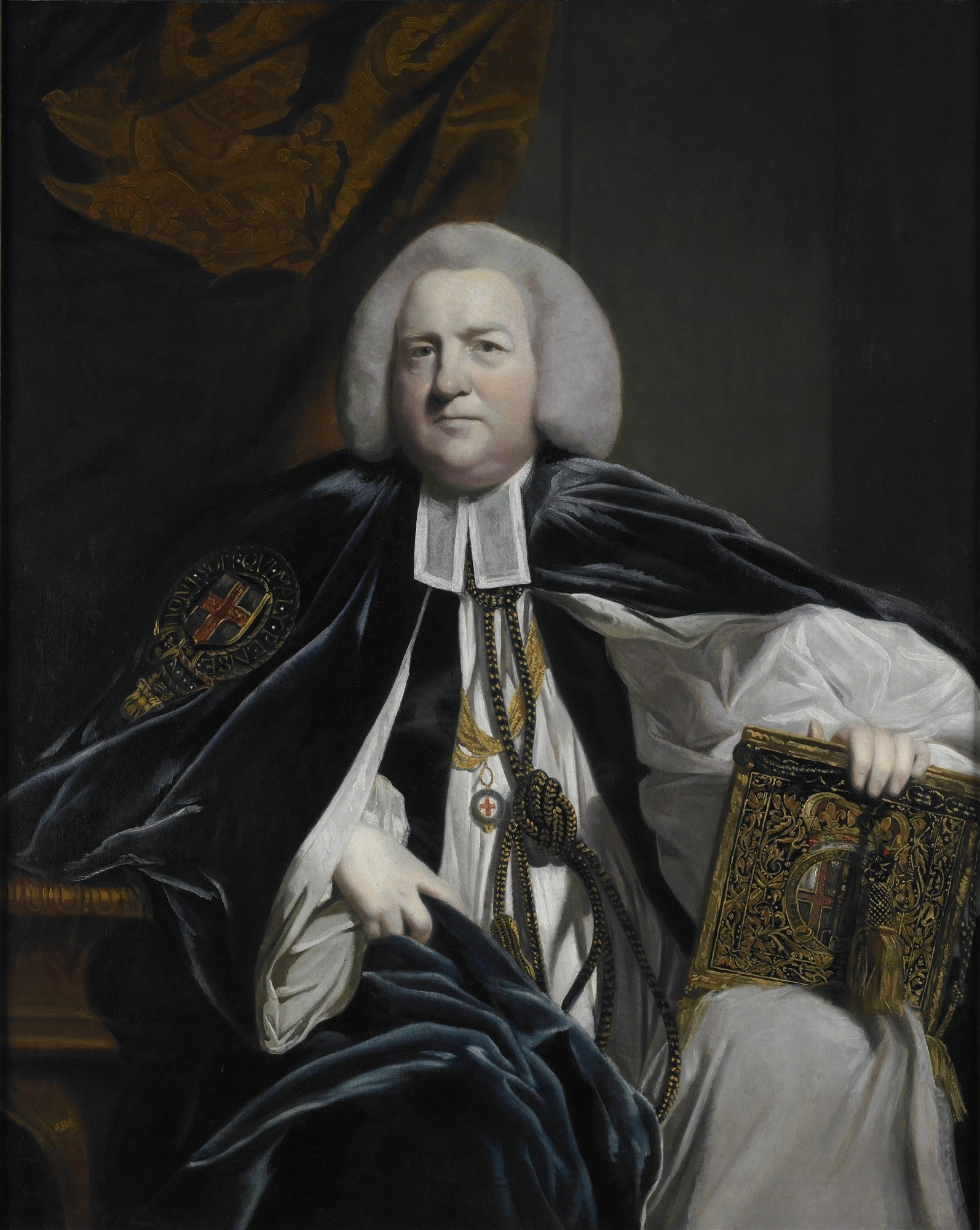Retrato clássico de um homem em vestes clericais com peruca branca, segurando um livro, obra de Sir Joshua Reynolds.