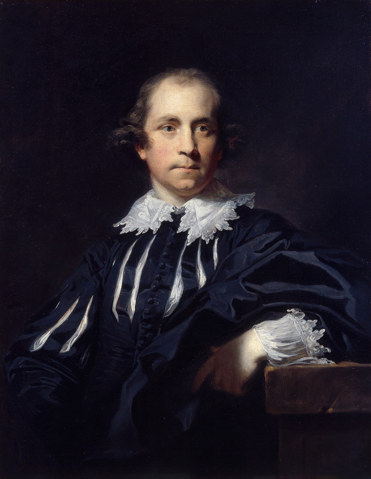 Retrato de um jovem cavalheiro do século XVIII, pintado por Sir Joshua Reynolds, com vestes escuras e gola branca rendada, em fundo escuro.