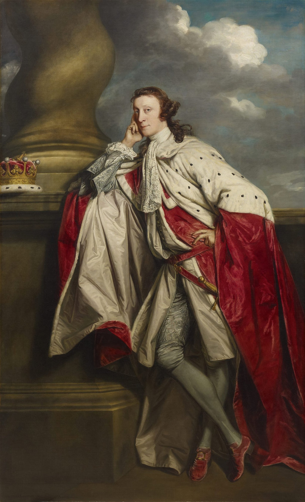 Retrato de corpo inteiro de Lorde Richard Howe, vestido com um manto vermelho e branco de arminho, apoiado em uma coluna, com uma coroa à esquerda. Céu dramático ao fundo.