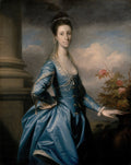 Retrato de uma senhora em vestido azul de seda, com um véu e joias, atribuído a Sir Joshua Reynolds. Ela está em pé ao lado de uma coluna clássica e um vaso de flores, com um céu nublado ao fundo.