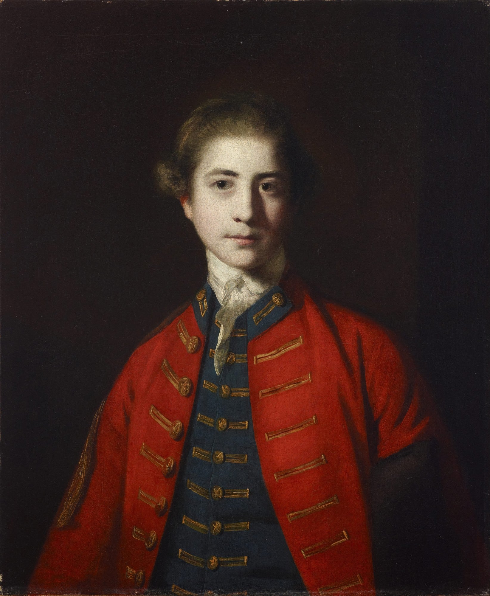 Retrato de um jovem cavalheiro do século XVIII, vestido com casaco vermelho e colete azul, atribuído a Sir Joshua Reynolds. Fundo escuro.