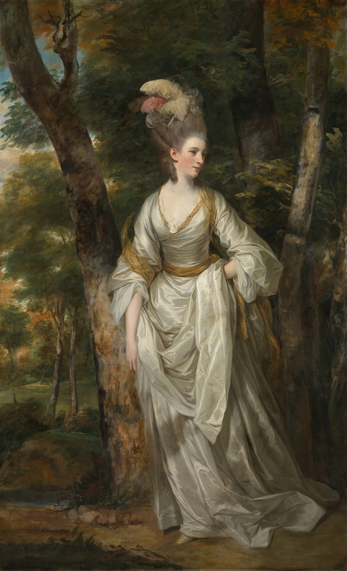 Retrato de corpo inteiro de uma senhora elegante em vestido branco com penas no cabelo, apoiada em uma árvore em uma paisagem florestal, pintura a óleo de Sir Joshua Reynolds.