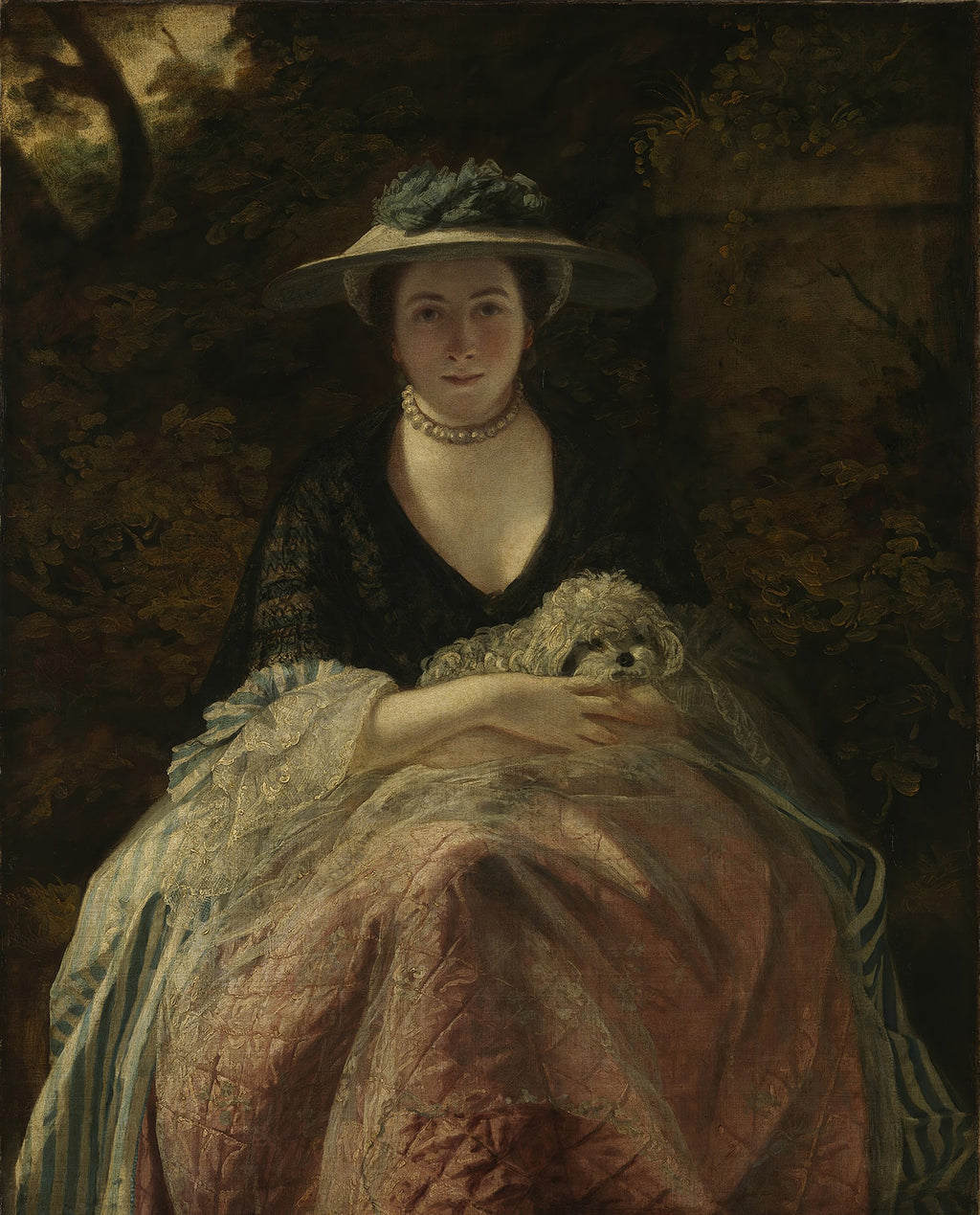 Retrato a óleo de uma mulher sentada, usando chapéu e um vestido elegante, segurando um pequeno cão branco no colo. Atribuída a Sir Joshua Reynolds.