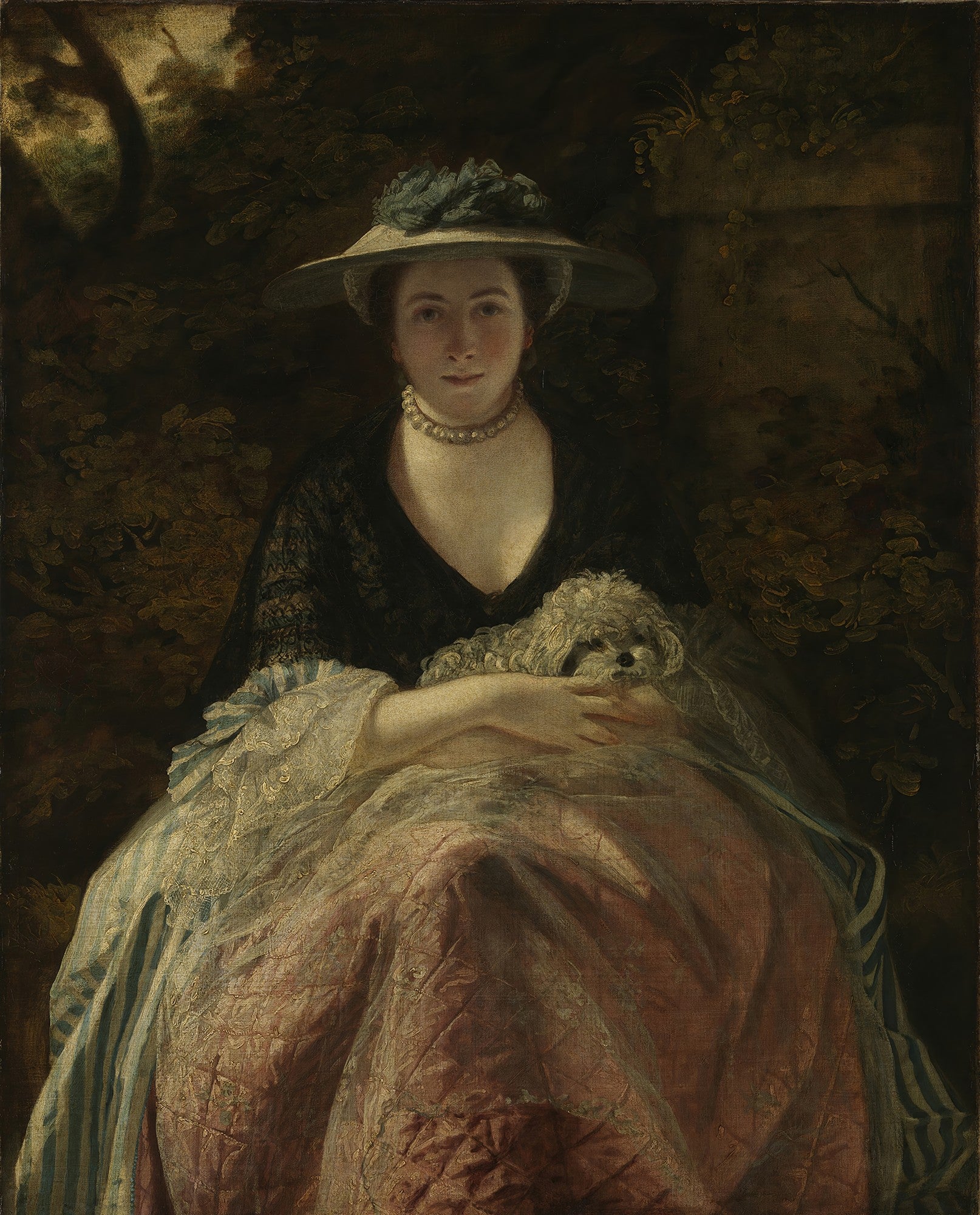 Retrato a óleo de uma mulher sentada, usando chapéu e um vestido elegante, segurando um pequeno cão branco no colo. Atribuída a Sir Joshua Reynolds.