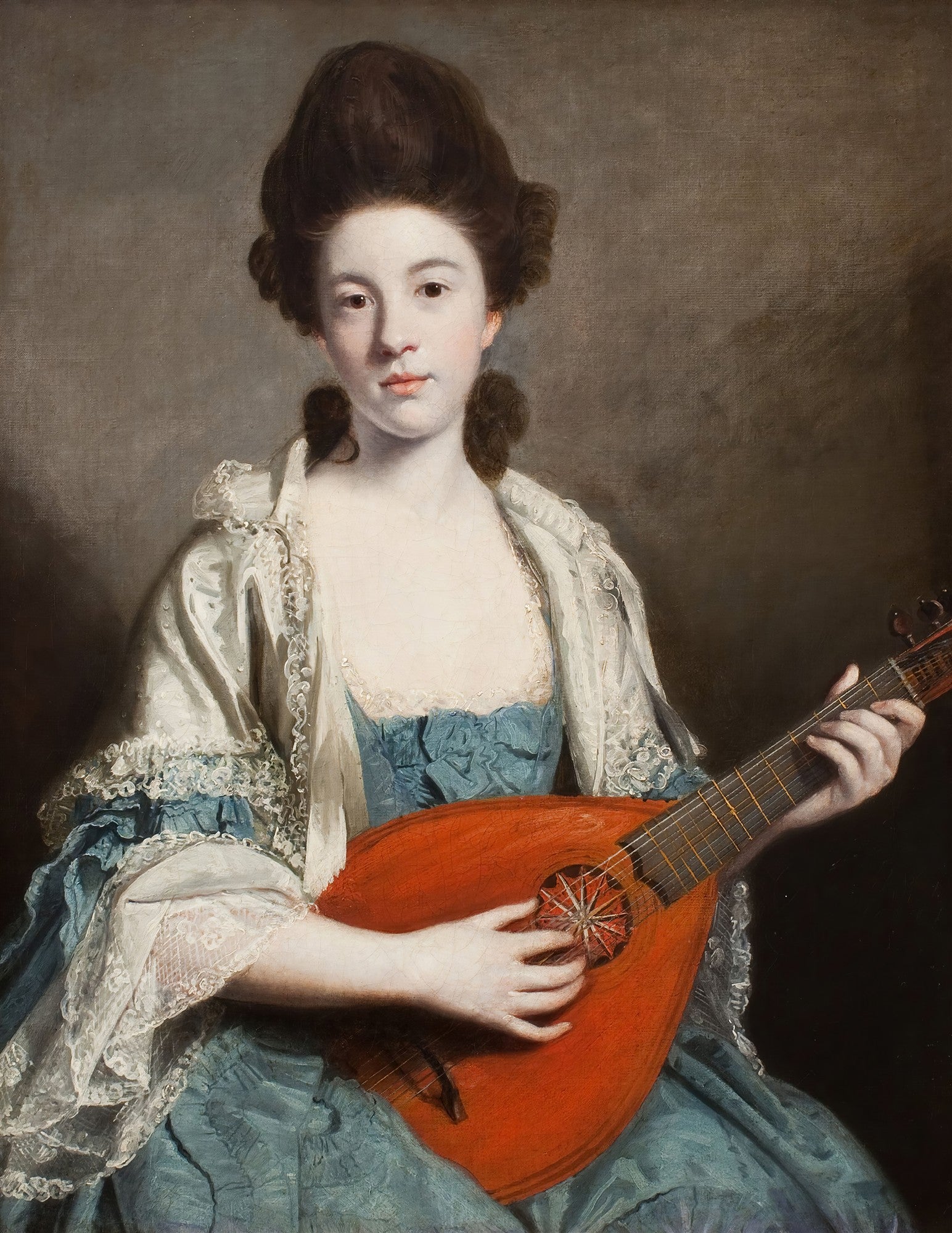 Retrato a óleo de Sir Joshua Reynolds, 'Portrait of Miss Frances Crewe', mostrando uma jovem mulher de cabelos escuros e pele clara, vestindo um vestido azul e branco rendado, tocando um alaúde avermelhado, contra um fundo neutro. A imagem evoca elegância e arte clássica.