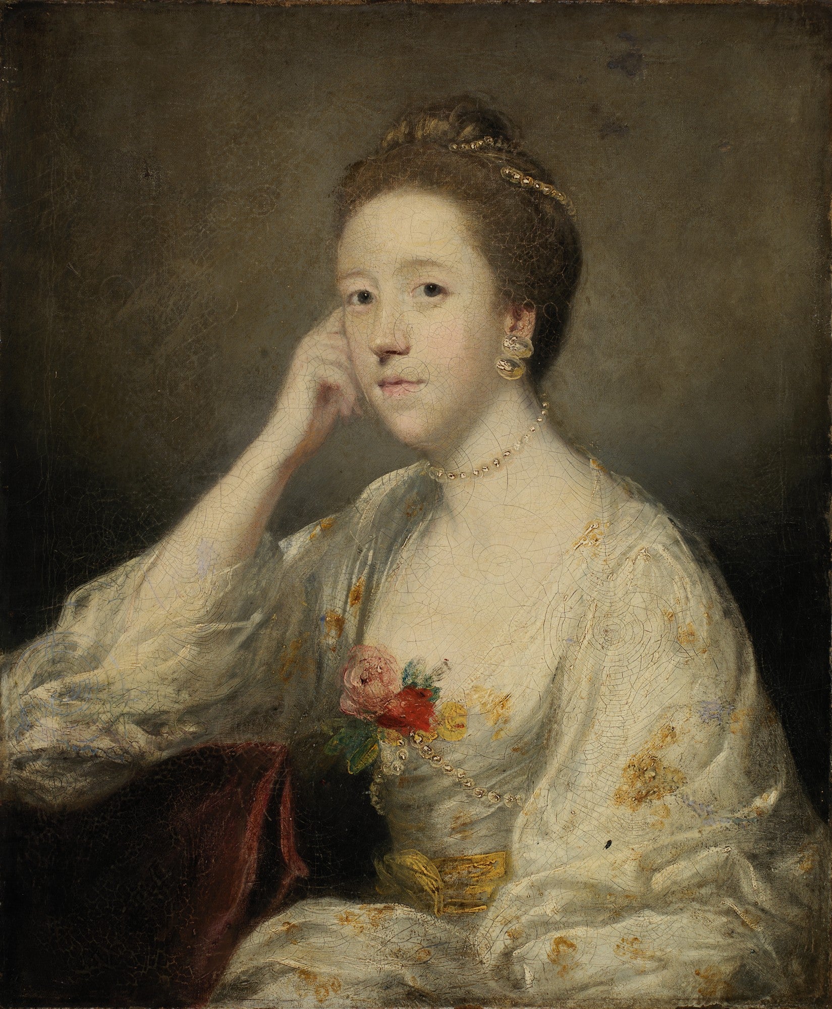 Retrato a óleo de uma mulher jovem, atribuído a Sir Joshua Reynolds, vestindo um vestido branco com detalhes florais e joias delicadas, com um fundo escuro.