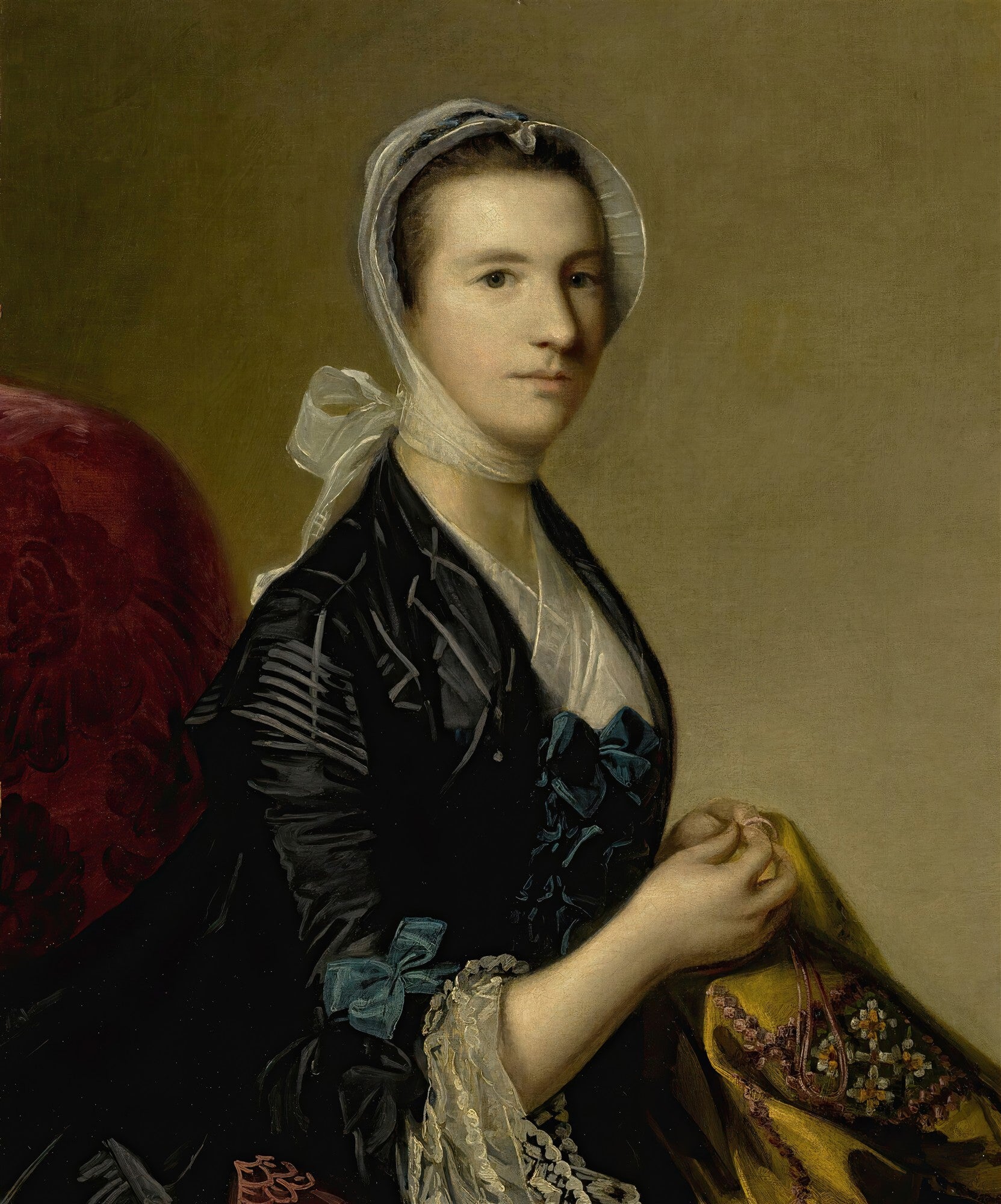 Retrato de mulher do século XVIII por Joshua Reynolds, vestindo touca e casaco escuro com laços azuis, segurando tecido ocre bordado.