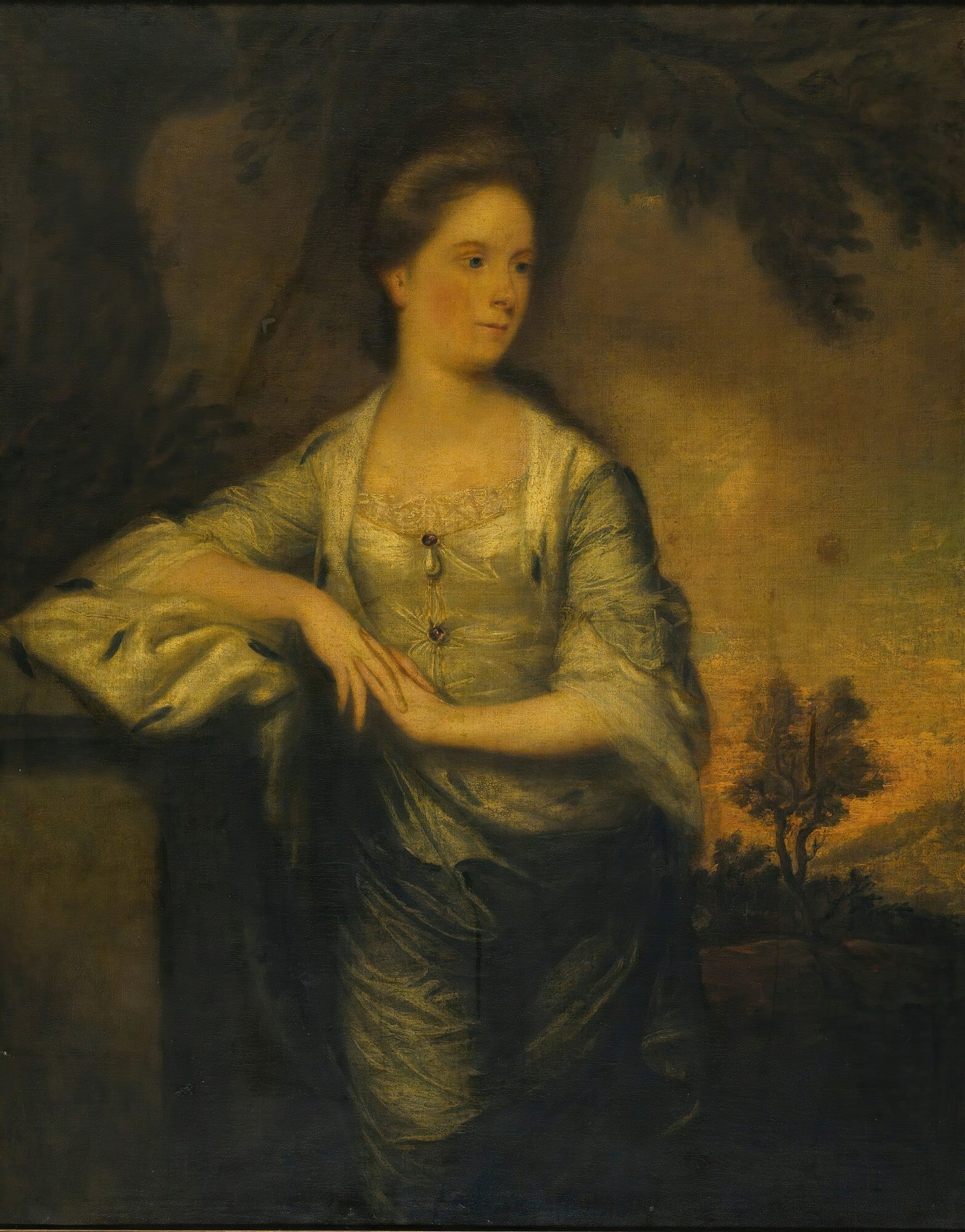 Retrato de uma mulher jovem, de pele clara e cabelos escuros presos, vestindo um vestido de seda claro e brilhante, com um fundo escuro e uma paisagem sutil ao fundo. Atribuído a Sir Joshua Reynolds.