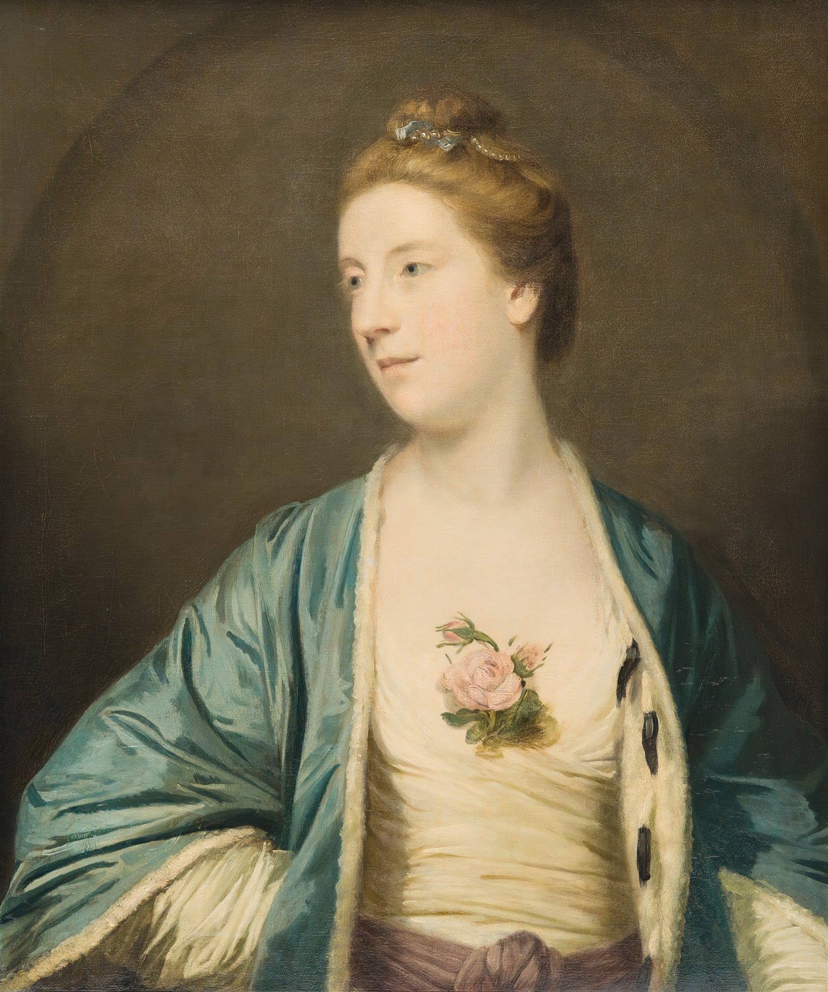 Retrato de uma senhora de cabelos ruivos presos, vestindo um robe azul-esverdeado sobre uma blusa clara com uma rosa no peito, em estilo do século XVIII, por Sir Joshua Reynolds.