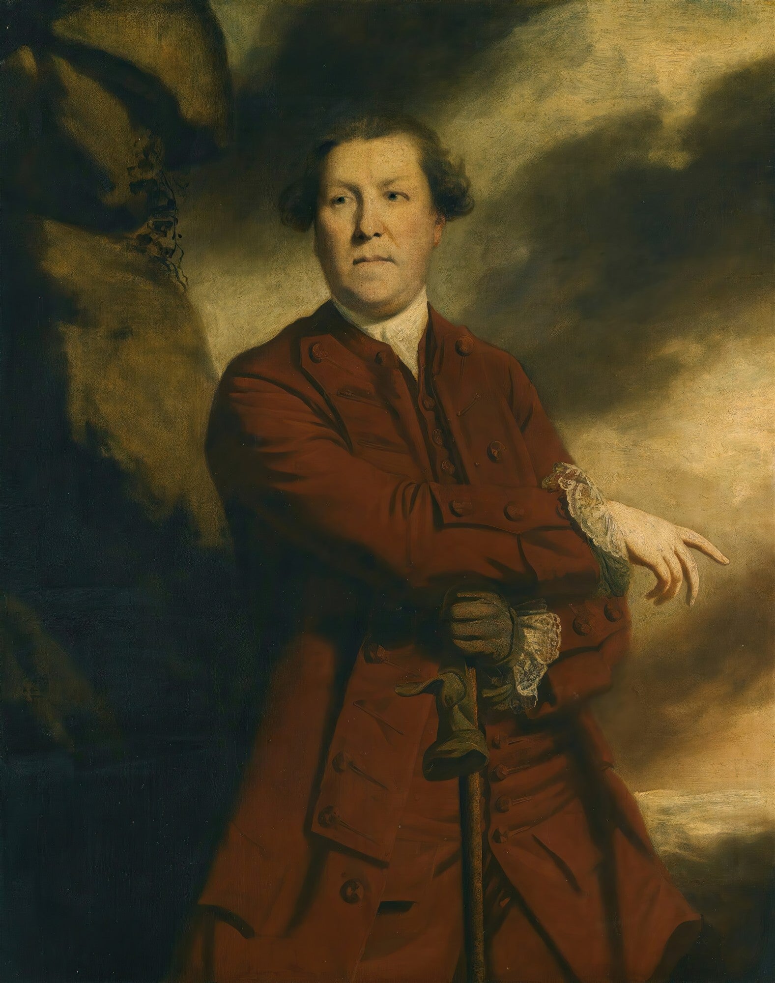 Retrato de um homem de meia-idade, vestido com casaco vermelho carmesim e rendas brancas, segurando uma bengala, contra um fundo dramático de nuvens escuras. Atribuído a Joshua Reynolds.
