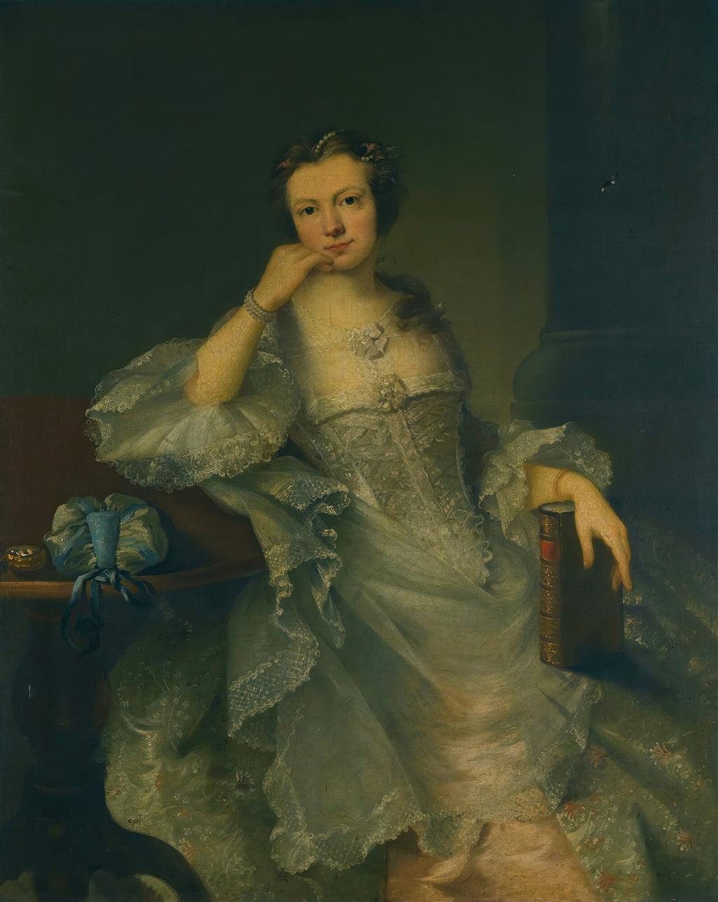 Retrato de uma senhora sentada, vestindo um elegante vestido rendado branco e segurando um livro, com a mão no queixo, em estilo do século XVIII.