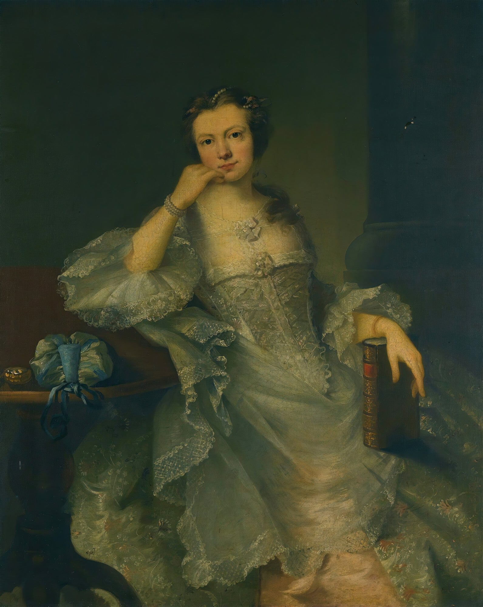 Retrato de uma senhora sentada, vestindo um elegante vestido rendado branco e segurando um livro, com a mão no queixo, em estilo do século XVIII.