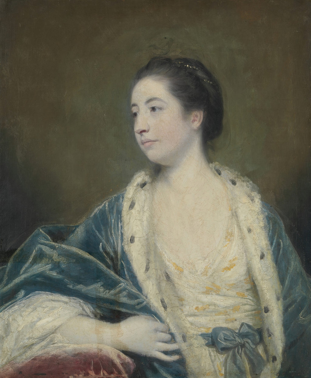 Retrato de uma mulher do século XVIII, atribuído a Sir Joshua Reynolds, vestindo um manto azul com detalhes de pele, olhar pensativo e sereno, com fundo neutro.
