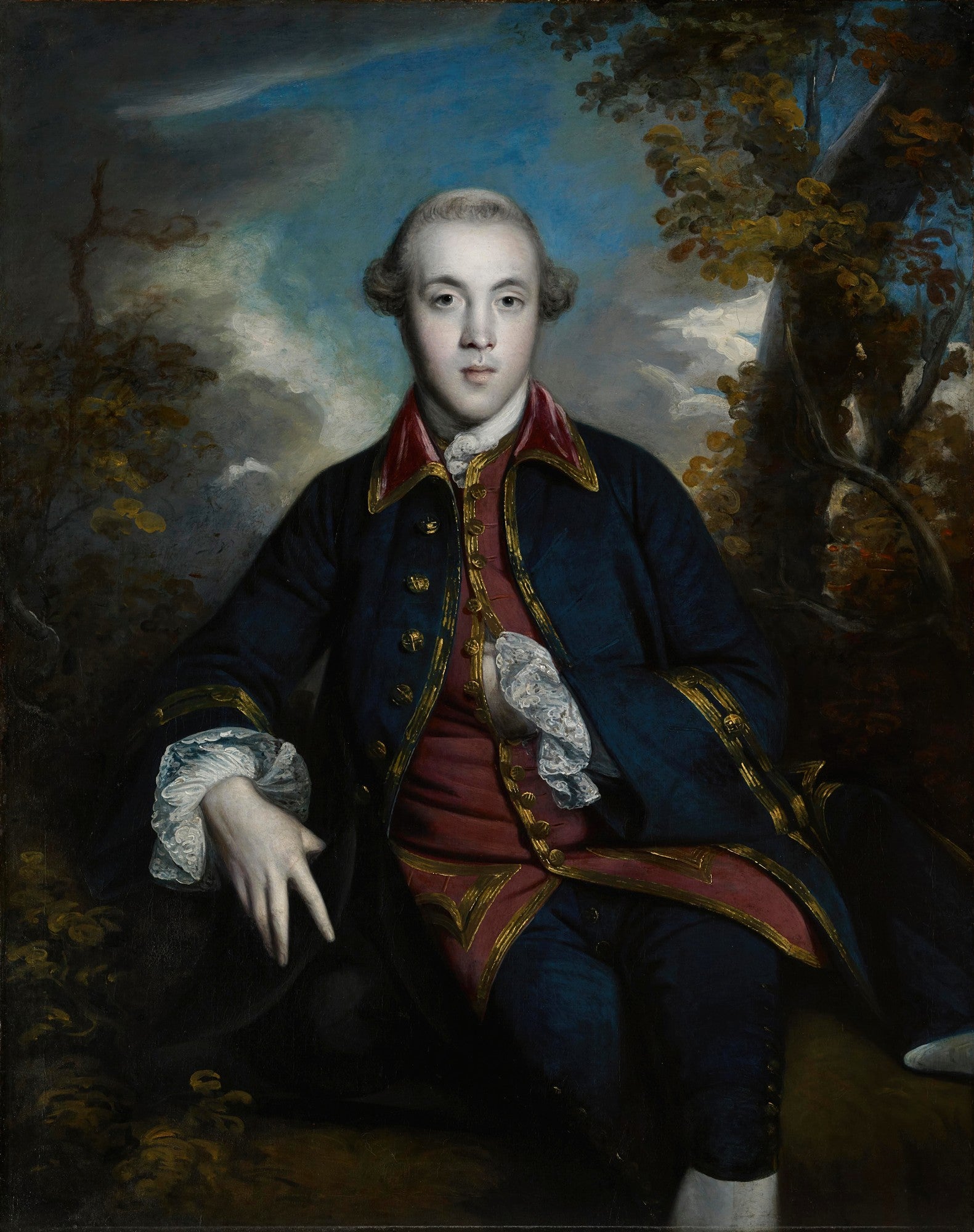 Retrato a óleo de um jovem cavalheiro do século XVIII, vestido com casaco azul escuro e colete vermelho, sentado em um cenário campestre com céu azul e folhagem escura. Atribuído a Sir Joshua Reynolds.