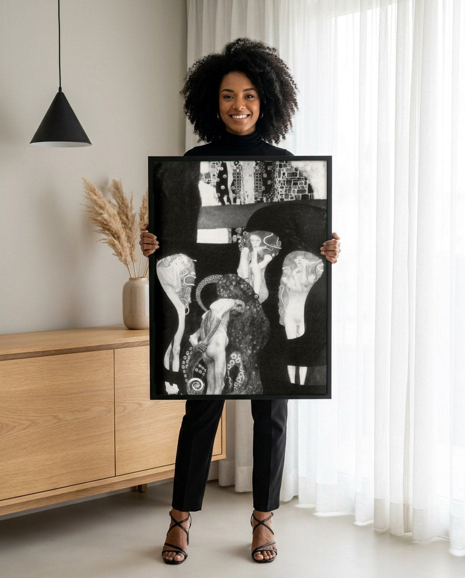 Quadro Decorativo 'As Forças Hostis' - Gustav Klimt com modelo em ambiente