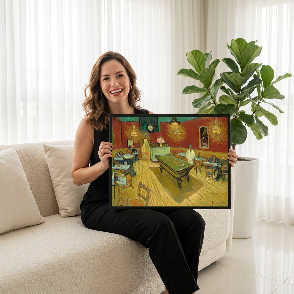 Quadro Decorativo O Café Noturno - Vincent van Gogh | modelo apresentando o quadro emoldurado
