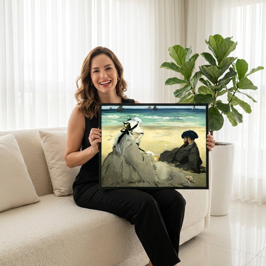 Quadro Decorativo Na Praia - Edouard Manet | modelo apresentando o quadro emoldurado
