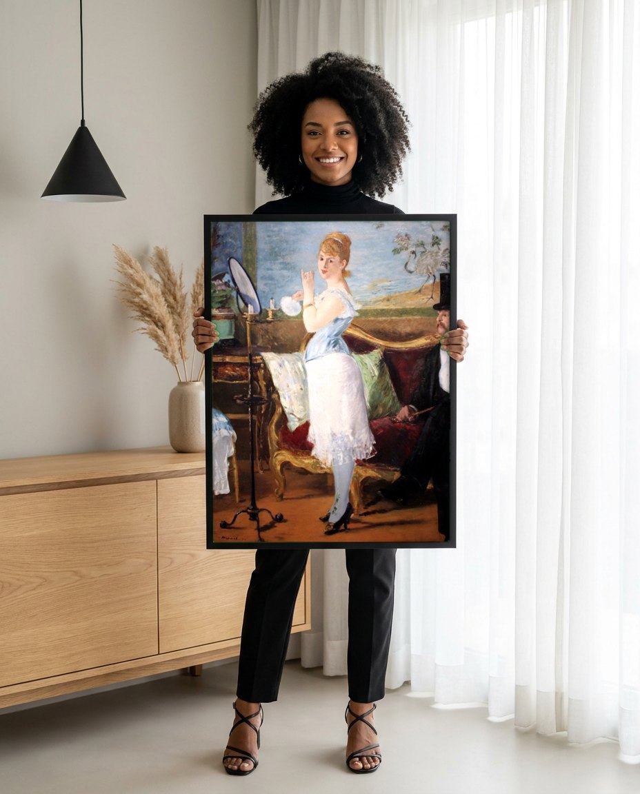 Quadro Decorativo Nana - Edouard Manet | modelo apresentando o quadro emoldurado