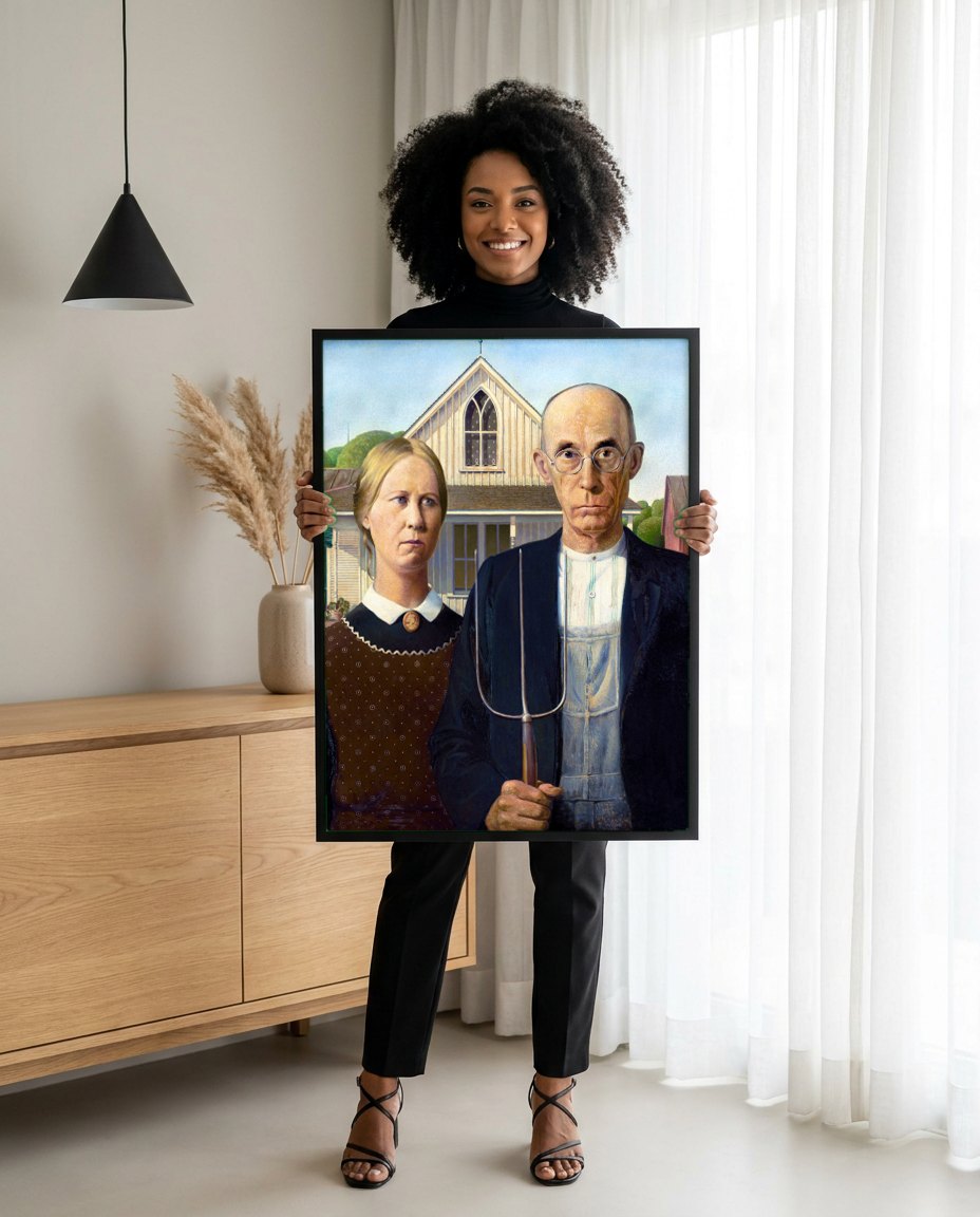 Quadro Decorativo American Gothic - Grant Wood | modelo apresentando o quadro emoldurado