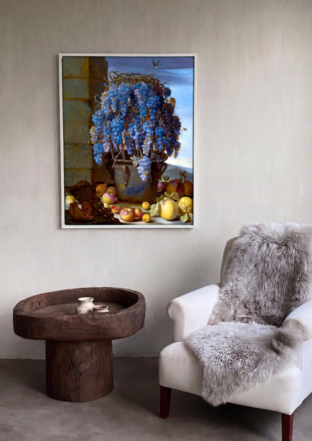Uma pintura de natureza-morta barroca de Luca Forte, apresentando um balde transbordando de uvas azuis e roxas, cercado por diversas frutas como maçãs, marmelos e romãs. Um pássaro e um inseto aparecem no céu azul ao fundo.