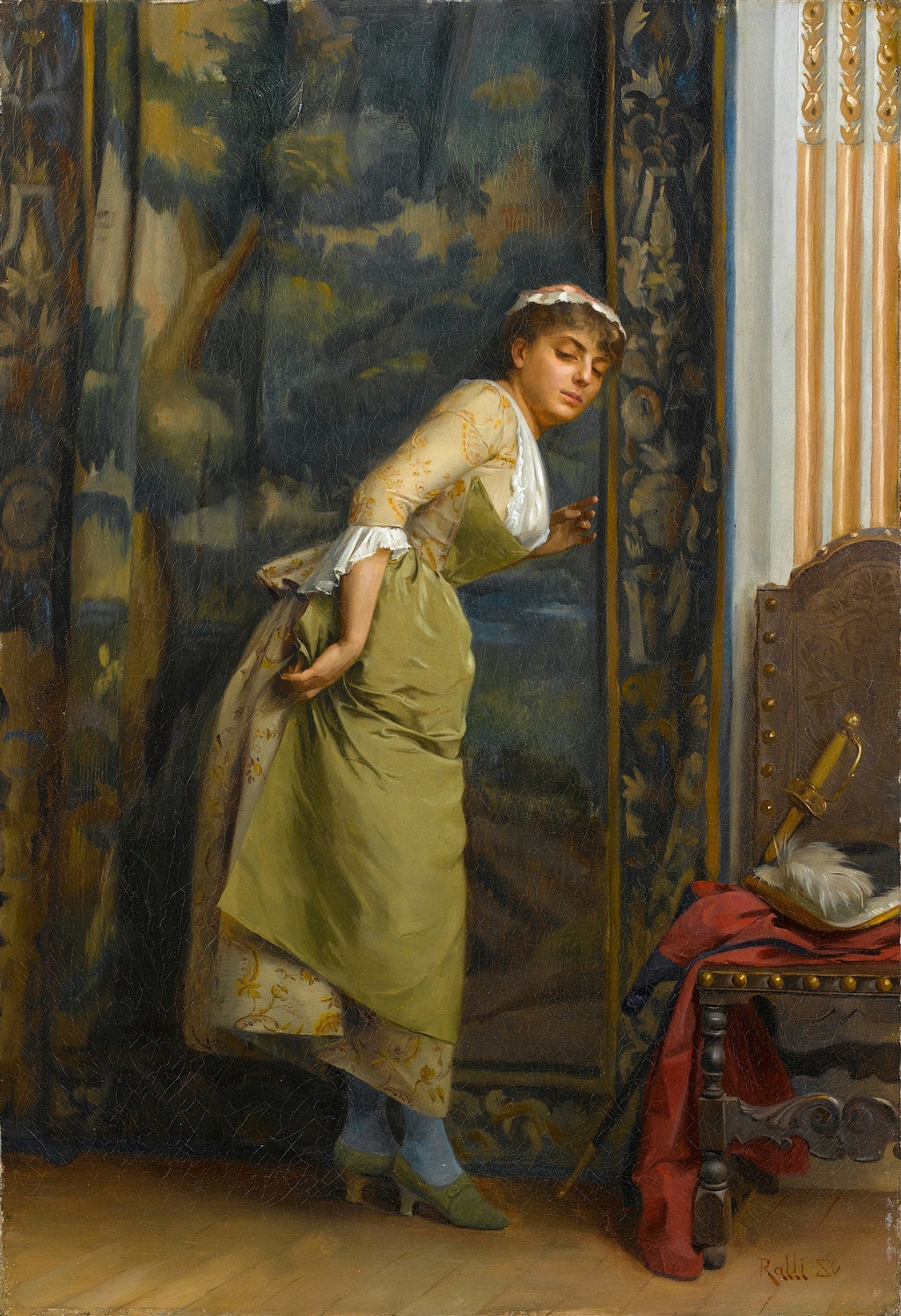Jovem mulher espiando atrás de uma cortina em um quadro de Theodoros Rall, com vestido creme e verde, e sapatos verdes. Ao lado, uma cadeira com um chapéu e uma espada.