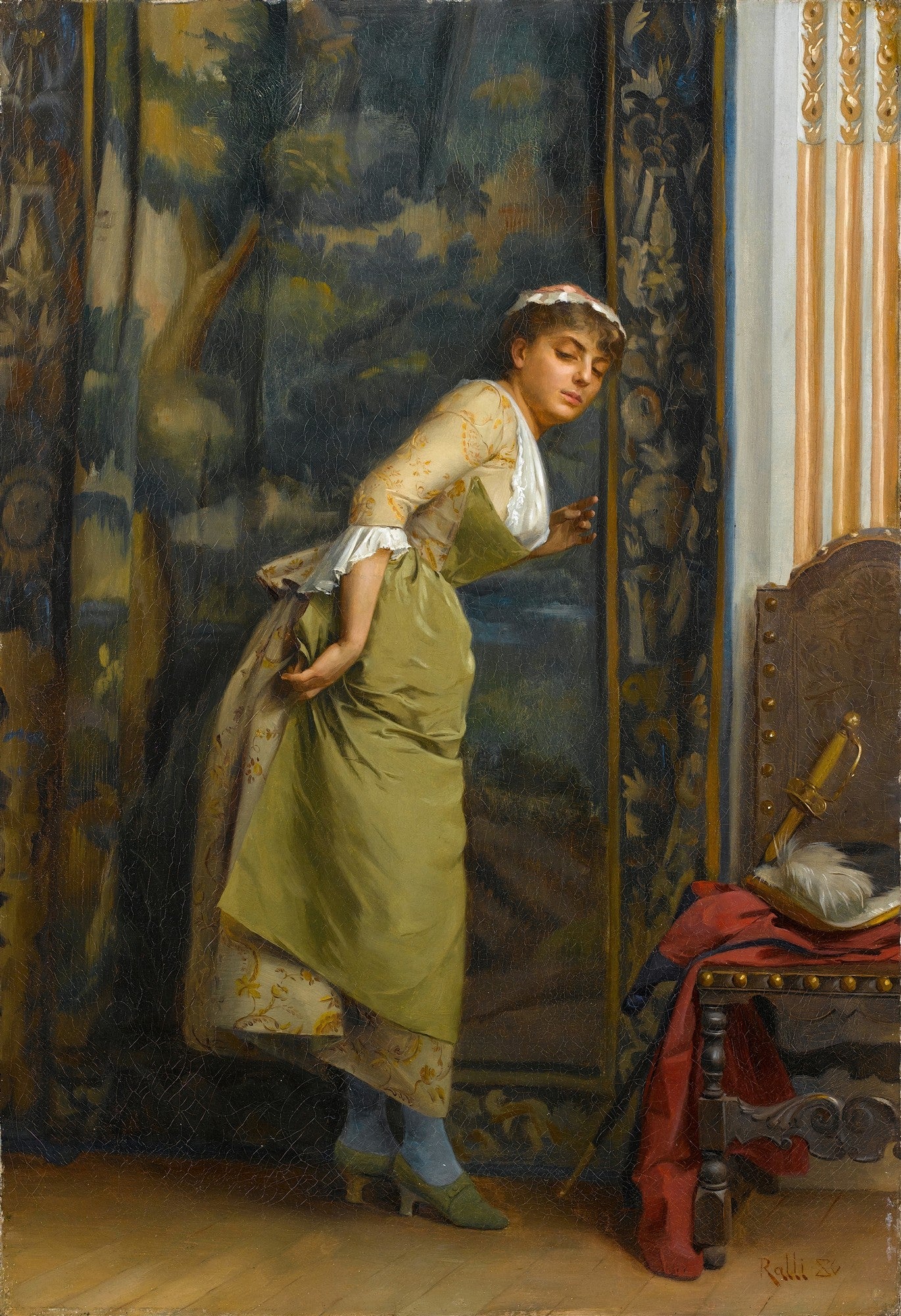 Jovem mulher espiando atrás de uma cortina em um quadro de Theodoros Rall, com vestido creme e verde, e sapatos verdes. Ao lado, uma cadeira com um chapéu e uma espada.