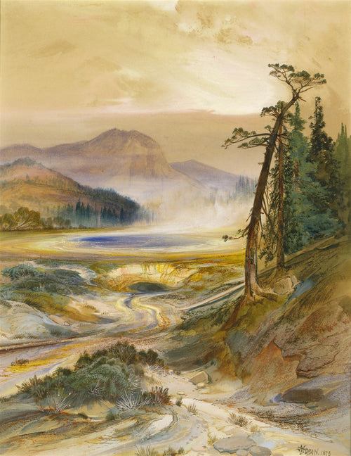 Quadro decorativo 'Grand Canyon of the Yellowstone' de Thomas Moran, mostrando um vale com montanhas distantes, um lago azul, árvores altas e um riacho sinuoso em tons de marrom e verde, sob um céu claro.