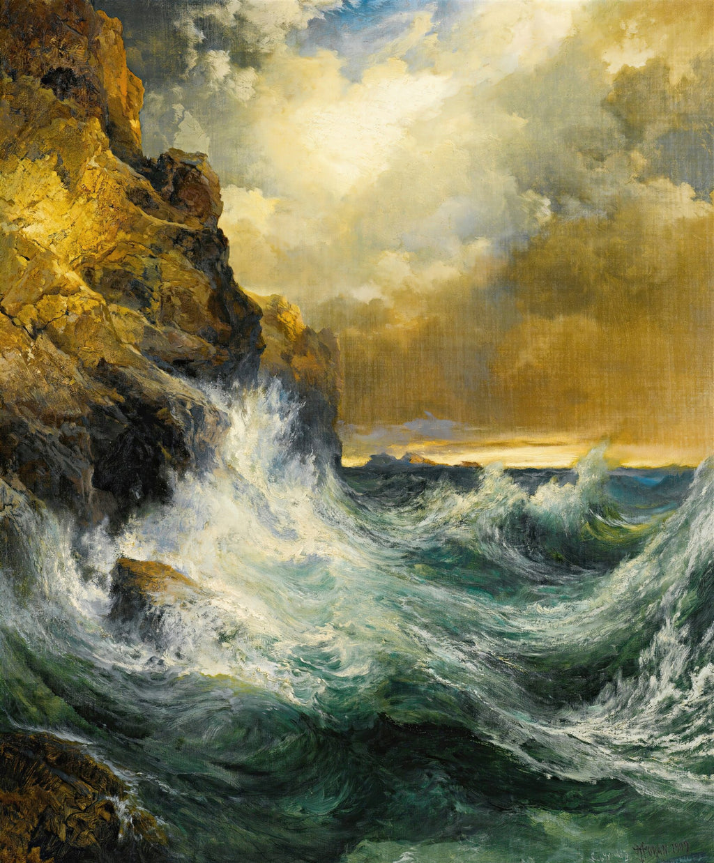 Quadro decorativo com pintura de mar agitado com ondas esverdeadas e espumantes chocando-se contra falésias rochosas douradas. O céu é dramático, com nuvens douradas e cinzentas. Obra de Thomas Moran.