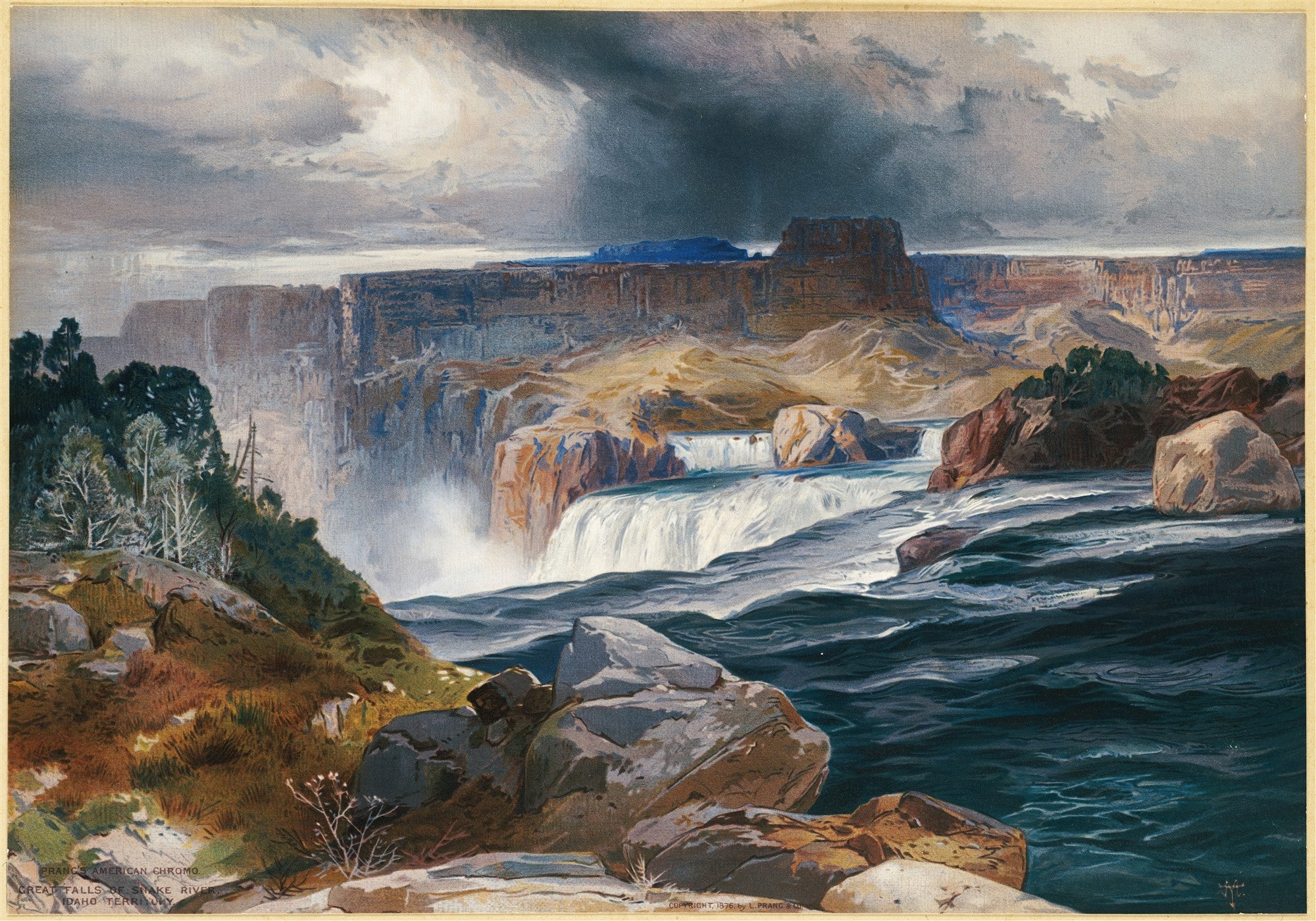 Quadro decorativo mostrando as Grandes Cataratas do Rio Snake, Idaho, pintadas por Thomas Moran. A imagem apresenta uma vasta paisagem com penhascos rochosos, água em cascata e um céu nublado e dramático, com tons terrosos e azuis profundos.