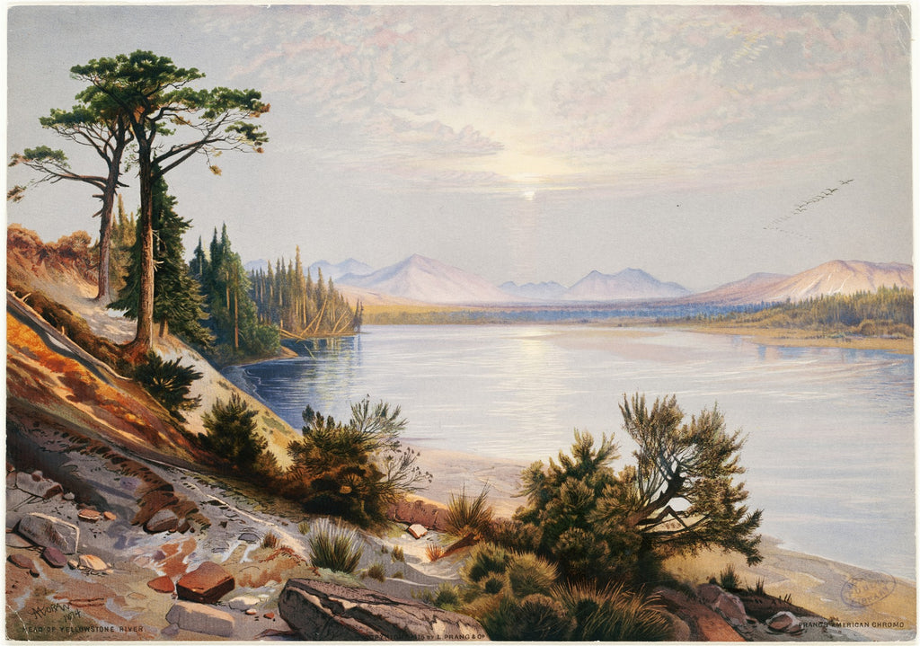 Quadro decorativo mostrando a 'Head of Yellowstone River' de Thomas Moran. Uma paisagem natural com um rio amplo refletindo a luz do sol, montanhas ao fundo e árvores coníferas em encostas rochosas, em tons suaves de azul, verde e marrom.