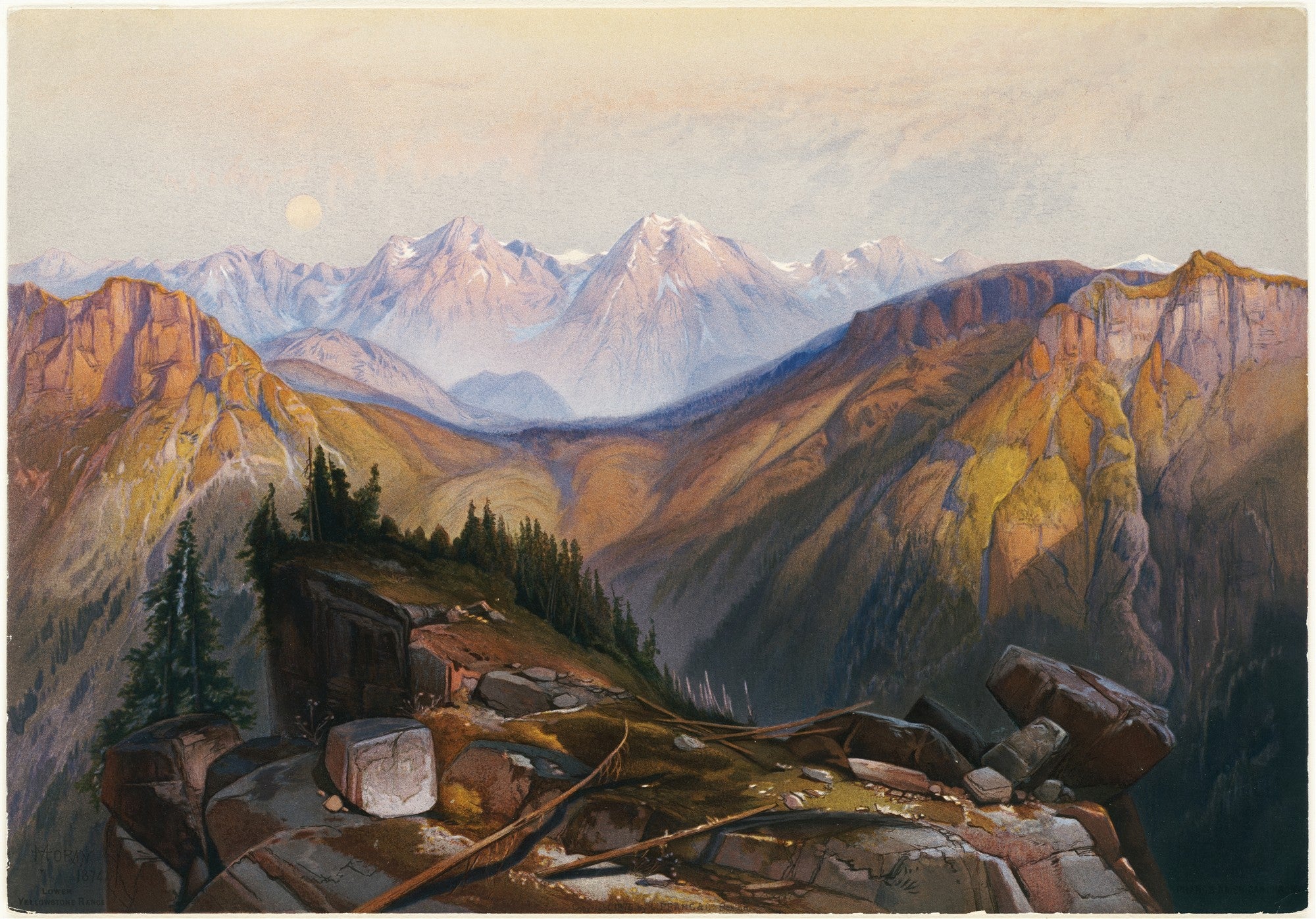 Quadro decorativo com paisagem montanhosa de Thomas Moran, mostrando picos rochosos imponentes sob um céu claro com um sol pálido. Rochas e árvores em primeiro plano.