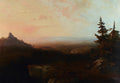 Quadro decorativo mostrando uma paisagem crepuscular com montanhas escuras, pinheiros à direita e ruínas distantes no topo de uma colina, com um céu em tons de pêssego e azul pálido.